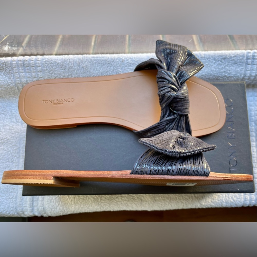 BNWT Tony Bianco ‘Assari’ Navy Shimmer Leather Flats - Picture 3 of 8